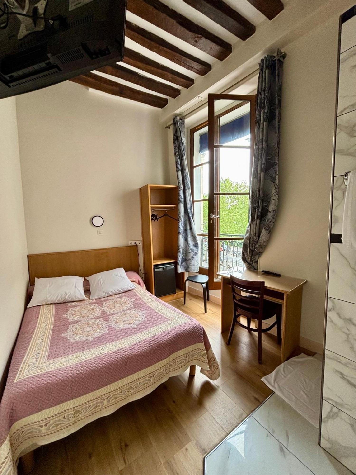 Chambre Double avec Douche Privée & Toilettes Communes